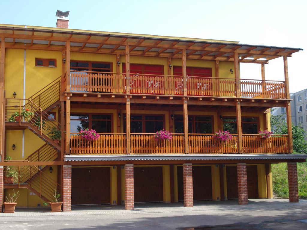 Hotel Cementar Hranice  Esterno foto